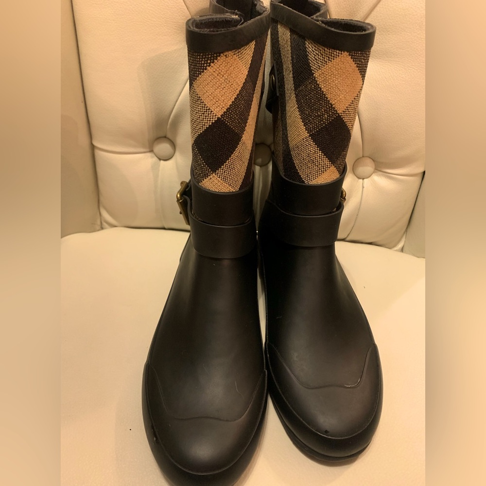 Burberry women rain boots size 36. USA women size 6
